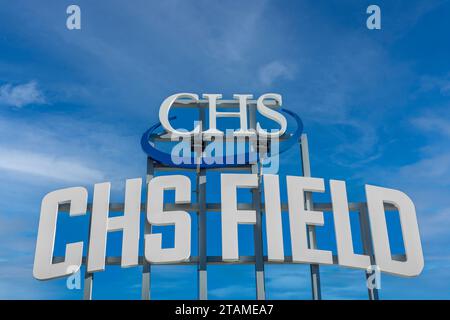 ST. PAUL, Minnesota, USA - 19 NOVEMBRE 2023: Insegna esterna CHS Field e logo del marchio. Foto Stock