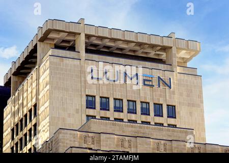 ST. PAUL, MN, USA - 19 NOVEMBRE 2023: Sede centrale regionale di Lumen Technologies e logo del marchio. Foto Stock