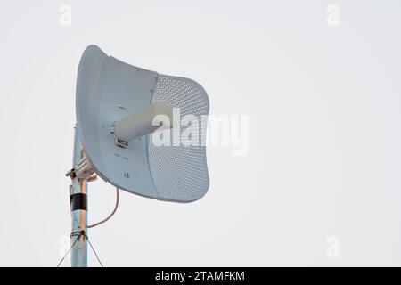 Antenna satellitare Internet posizionata sul tetto di una casa Foto Stock