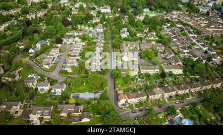 Vista aerea con droni su Audley Park Road, nell'area Weston di Bath, Regno Unito. (25-08-2023) Foto Stock