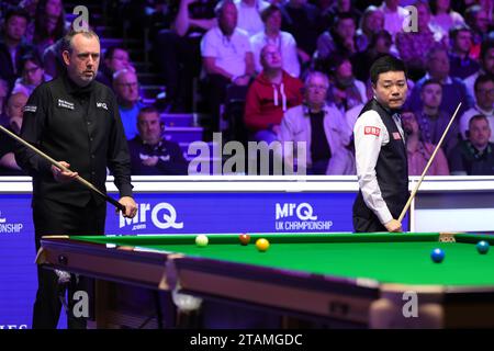 York, Gran Bretagna. 1 dicembre 2023. Mark Williams (L) del Galles e Ding Junhui della Cina sono visti durante la loro partita dei quarti di finale al 2023 UK Snooker Championship a York, Gran Bretagna, 1 dicembre 2023. Crediti: Zhai Zheng/Xinhua/Alamy Live News Foto Stock