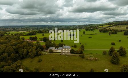 Vista aerea con droni della casa di campagna del XVIII secolo, Kelston Park, alla periferia del villaggio di Kelston. (20-08-2023) Foto Stock