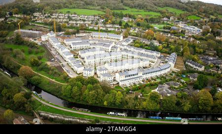 Vista aerea dei droni su Holburne Park, si tratta di un nuovo sviluppo di case in stile georgiano su un ex sito del Ministero della difesa, Warminster Road, Bath UK. Foto Stock