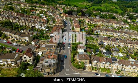 Vista aerea con droni su Tyning Terrace, nell'area di Fairfield Park di Bath, Regno Unito. (11-08-2023) Foto Stock