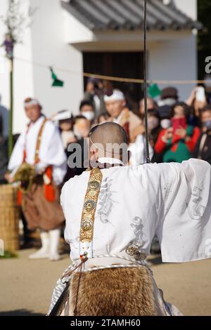 Kagawa, Giappone - 23 novembre 2023: Falò sacri durante i giapponesi, chiamati Gomataki. Falò religioso nello Zentuji-Park, Kagawa. Foto Stock