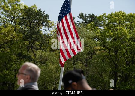 Central Islip, Stati Uniti. 10 maggio 2023. La bandiera americana vola nel vento alla corte federale di Central Islip, Long Island. George Santos, rappresentante della camera degli Stati Uniti per il terzo distretto congressuale di New York, appare alla corte federale di Central Islip, Long Island dopo essersi dichiarato non colpevole di 13 accuse federali per le accuse di aver ingannato i donatori e di aver travisato le sue finanze alle agenzie pubbliche e governative. (Foto di Derek French/SOPA Images/Sipa USA) credito: SIPA USA/Alamy Live News Foto Stock