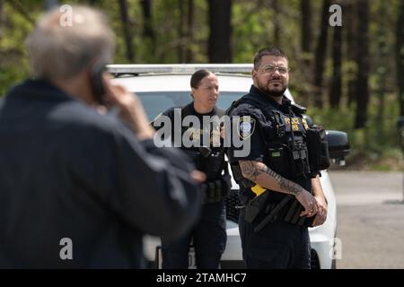 Gli ufficiali del DHS sono in attesa davanti a George Santos, rappresentante della camera degli Stati Uniti per il 3° distretto congressuale di New York, las egli ha il tribunale federale nell'Islip centrale. George Santos, rappresentante della camera degli Stati Uniti per il terzo distretto congressuale di New York, appare alla corte federale di Central Islip, Long Island dopo essersi dichiarato non colpevole di 13 accuse federali per le accuse di aver ingannato i donatori e di aver travisato le sue finanze alle agenzie pubbliche e governative. (Foto di Derek French / SOPA Images/Sipa USA) Foto Stock