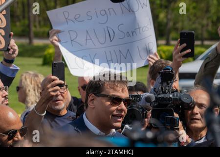 Central Islip, Stati Uniti. 10 maggio 2023. George Santos, rappresentante della camera degli Stati Uniti per il terzo distretto congressuale di New York, parla alla stampa fuori dalla corte federale. George Santos, rappresentante della camera degli Stati Uniti per il terzo distretto congressuale di New York, appare alla corte federale di Central Islip, Long Island dopo essersi dichiarato non colpevole di 13 accuse federali per le accuse di aver ingannato i donatori e di aver travisato le sue finanze alle agenzie pubbliche e governative. (Foto di Derek French/SOPA Images/Sipa USA) credito: SIPA USA/Alamy Live News Foto Stock