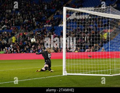 Cardiff, UK, 01 Dic 2023 Telma Ivarsdottir (Islanda) in azione durante la UEFA Women's Nations League Galles contro Islanda al Cardiff City Stadium Cardiff Regno Unito il 01 dicembre 2023 Graham Glendinning / Alamy Live News Punteggio finale: 1- 2 Foto Stock