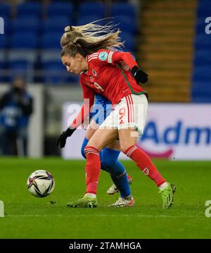 Cardiff, UK, 01 Dic 2023 Kayleigh Green (Galles) in azione durante la UEFA Women's Nations League Wales contro Islanda al Cardiff City Stadium Cardiff Regno Unito il 01 dicembre 2023 Graham Glendinning / Alamy Live News Punteggio finale: 1- 2 Foto Stock