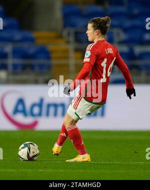 Cardiff, UK, 01 dic 2023 Hayley Ladd (Galles) passa la palla durante la UEFA Women's Nations League Wales contro Islanda al Cardiff City Stadium Cardiff Regno Unito il 01 dicembre 2023 Graham Glendinning / Alamy Live News Punteggio finale: 1- 2 Foto Stock