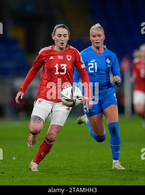 Cardiff, UK, 01 dic 2023 Rachel Rowe (Galles) in azione durante la UEFA Women's Nations League Wales contro Islanda al Cardiff City Stadium Cardiff Regno Unito il 01 dicembre 2023 Graham Glendinning / Alamy Live News punteggio finale: 1- 2 Foto Stock