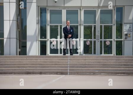 Central Islip, NY, USA. 10 maggio 2023. Un agente di sicurezza della Corte di sicurezza Walden si trova di fronte all'ingresso principale della corte nell'Islip centrale. George Santos, rappresentante della camera degli Stati Uniti per il terzo distretto congressuale di New York, appare alla corte federale di Central Islip, Long Island dopo essersi dichiarato non colpevole di 13 accuse federali per le accuse di aver ingannato i donatori e di aver travisato le sue finanze alle agenzie pubbliche e governative. (Immagine di credito: © Derek French/SOPA Images via ZUMA Press Wire) SOLO USO EDITORIALE! Non per USO commerciale! Foto Stock