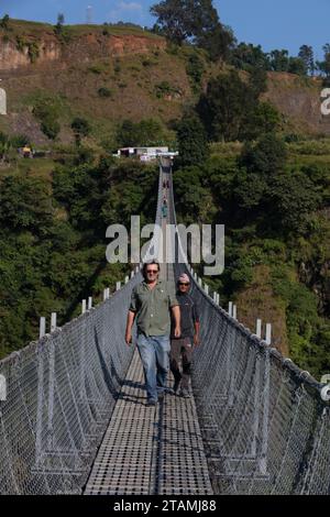 Il ponte sospeso più lungo del mondo attraversa la gola del fiume Kali Gandaki - Distretto di Mustang, Nepal Foto Stock