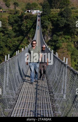 Il ponte sospeso più lungo del mondo attraversa la gola del fiume Kali Gandaki - Distretto di Mustang, Nepal Foto Stock