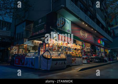 Banco di frutta notturno ad antalya, Turkiye - 12 maggio 2023. Foto di alta qualità Foto Stock