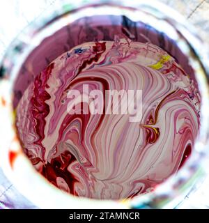 Vernice marmorizzata in Studio Pink Red Swirl Mix acrilico in strisce a secchiello Foto Stock