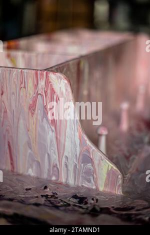 Vernice marmorizzata su ripiano per pittura acrilica Studio Pink Red Swirl Mix Foto Stock