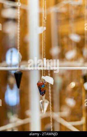 Collana a pendolo in cristallo con etichetta arcobaleno sospesa Foto Stock