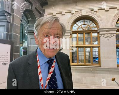 Londra, Regno Unito. 1 dicembre 2023. Lord Alfred Dubs sorride nell'atrio dell'edificio di fronte al Parlamento dove si trova il suo ufficio. (A dpa: "Sopravvissuto al trasporto di bambini: Guerra di Gaza difficile per la Germania") credito: Christoph Meyer/dpa/Alamy Live News Foto Stock