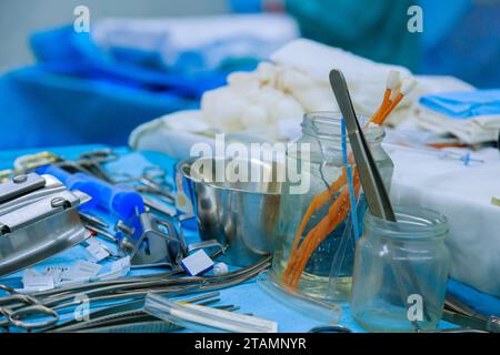 Sala chirurgica dotata di morsetti, pinze, tutta la tecnologia necessaria per la microchirurgia del cuore in sala operatoria ospedaliera Foto Stock