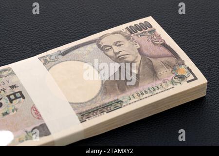 Yen giapponese. pacchetto di banconote da 10.000 yen. Le banconote sono scritte come "10.000 yen" in giapponese. Foto Stock