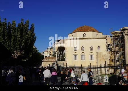 La moschea Tzistaraki e parte della Biblioteca Adriana, ad Atene, Grecia Foto Stock
