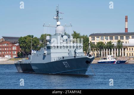 SAN PIETROBURGO, RUSSIA - 16 LUGLIO 2023: Piccola nave-razzo "Sovetsk" sul fiume Neva in un soleggiato giorno di luglio. Preparativi per la parata navale di hono Foto Stock