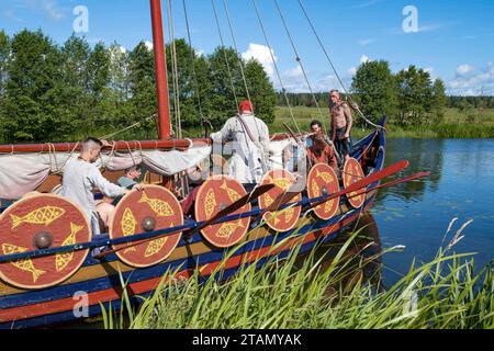 TVER OBLAST, RUSSIA - 21 LUGLIO 2023: Salpa una vecchia barca russa. Festival storico "Epic Coast-2023" Foto Stock