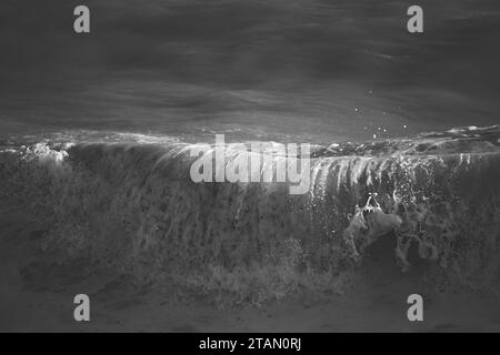 Mare in bianco e nero. Infrangere le onde in bianco e nero, in estate. Foto Stock