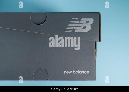 Antalya, Turchia - 1° dicembre 2023: Sneaker con logo New Balance. su sfondo blu Foto Stock