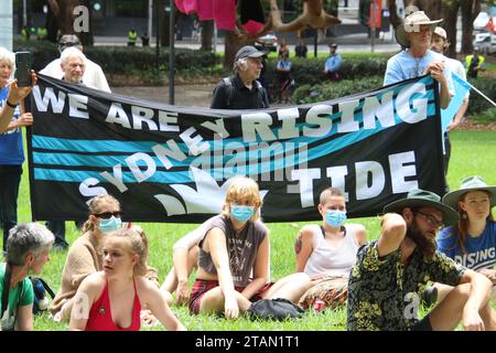 Sydney, Australia. 2 dicembre 2023. I manifestanti del clima tennero una manifestazione con oratori a Belmore Park prima di marciare verso il municipio. Si sedettero e bloccarono la strada per alcuni minuti all'incrocio tra Pitt Street e Park Street, che sembrava essere autorizzata dalla polizia. La protesta che ha avuto luogo durante il vertice COP28 richiede un'azione urgente per il clima e la fine di nuovi progetti sui combustibili fossili. Crediti: Richard Milnes/Alamy Live News Foto Stock