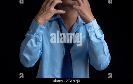 L'uomo d'affari ha agito stanco mal di testa stressato e ansioso per la frustrata crisi aziendale, esprime delusione, rammarico, commettendo un errore. Foto Stock