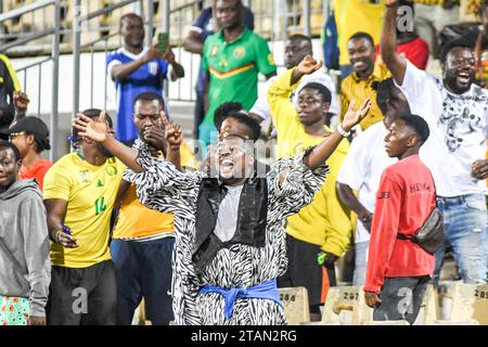 YAOUNDE, CAMERUN - 5 NOVEMBRE: Tifosi durante la partita MTN Camerun Elite One tra Canon Sportif e Dynamo FC allo stadio Ahmadou Ahidjo di Novem Foto Stock