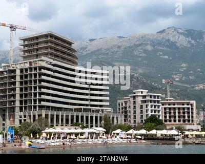 Budva, Montenegro - 08 agosto 2023: Costruzione di hotel a piani alti vicino alla spiaggia sul mare Foto Stock