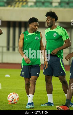 UYO, NIGERIA - 15 NOVEMBRE: Raphael Onyedika e Ola Aina della Nigeria durante la fase di qualificazione ai Mondiali di calcio in preparazione alla Nigeria e al Lesotho Foto Stock