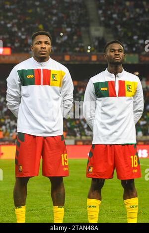 DOUALA, CAMERUN - 17 NOVEMBRE: Faris Pemi Moumbagna e Darline Yongwa del Camerun durante la partita di qualificazione ai Mondiali 2026 tra Camerun Foto Stock