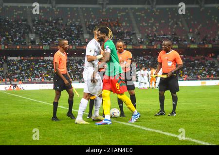 DOUALA, CAMERUN - 17 NOVEMBRE: Frank Anguissa e Lindsay Rose di Mauritius durante la partita di qualificazione della Coppa del mondo FIFA 2026 tra Camerun e Mau Foto Stock