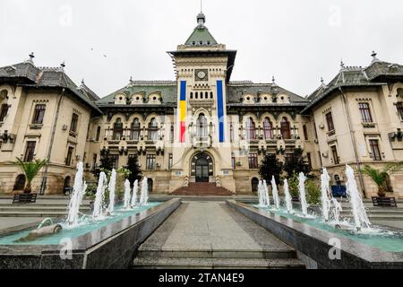 Craiova, Romania, 29 maggio 2022: Edificio storico del Palazzo amministrativo della città di Craiova nel centro storico, nella contea di Dolj, Romania in primavera Foto Stock