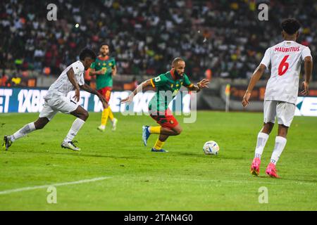 DOUALA, CAMERUN - 17 NOVEMBRE: Bryan Mbeumo del Camerun e Yannick Aristide delle Mauritius durante la partita di qualificazione ai Mondiali 2026 tra CA Foto Stock