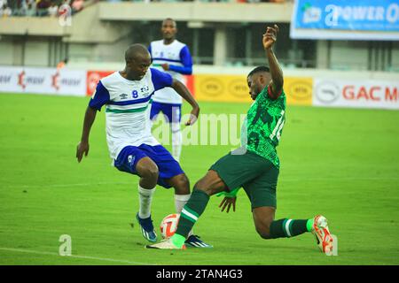 UYO, NIGERIA - 16 NOVEMBRE: I difensori nigeriani Kelechi Iheanacho e Lesotho durante la partita di qualificazione ai Mondiali di calcio tra Nigeria e Lesotho Foto Stock