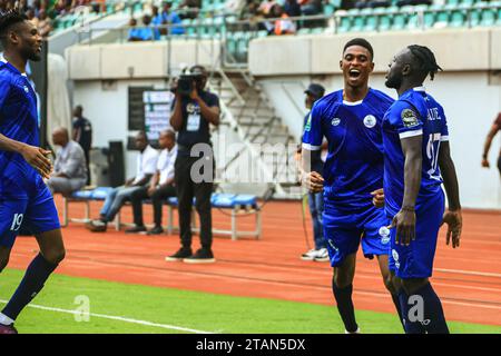 UYO, NIGERIA - NOVEMBRE 25: Antwi Adom of Rivers United festeggia il gol con i compagni di squadra durante il Total Energies Cafe Champions Leagues Between River Foto Stock