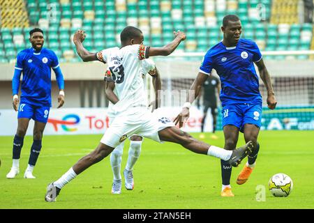 UYO, NIGERIA - NOVEMBRE 25: Asiegbu Anthony of Rivers e Elindo Paulino dell'APC durante il Total Energies Caf Champions Leagues tra Rivers Unite Foto Stock