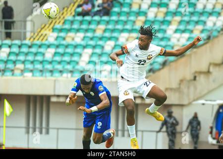 UYO, NIGERIA - NOVEMBRE 25: Samuel Cachmbombo dell'APC durante il Total Energies Caf Champions League tra il Rivers United FC e l'Academica Petroleo Foto Stock