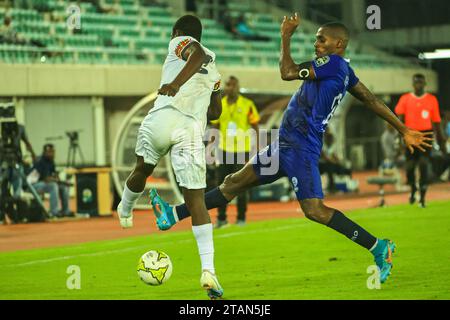 UYO, NIGERIA - NOVEMBRE 25: Nwagua Nekabari dei fiumi e Ampiah Emmanuel dell'APC durante il Total Energies Caf Champions Leagues tra Rivers uni Foto Stock