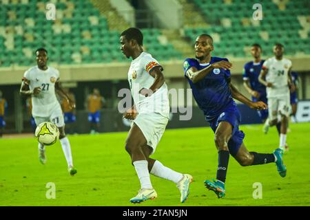 UYO, NIGERIA - NOVEMBRE 25: Nwagua Nekabari dei fiumi e Ampiah Emmanuel dell'APC durante il Total Energies Caf Champions Leagues tra Rivers uni Foto Stock