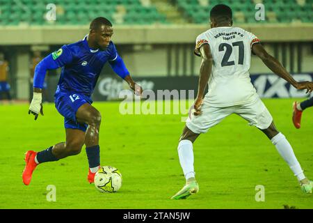 UYO, NIGERIA - NOVEMBRE 25: Albert Robert Korvah dei Rivers e Mario Keta dell'APC durante il Total Energies Caf Champions Leagues Between Rivers uni Foto Stock