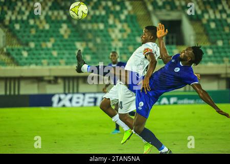 UYO, NIGERIA - NOVEMBRE 25: Onoja Joseph of Rivers e Manuel Chanda Cachimali dell'APC durante il Total Energies Cafe Champions Leagues Between River Foto Stock