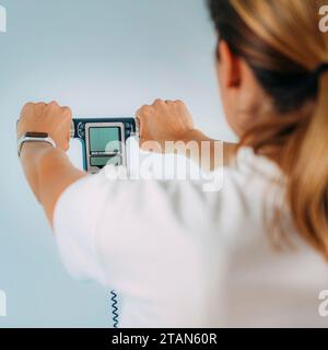 Donna che usa scale di composizione corporea Foto Stock