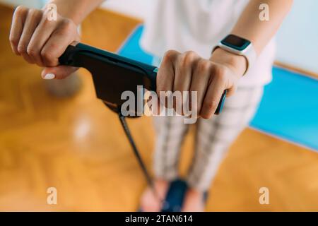 Donna che usa scale di composizione corporea Foto Stock
